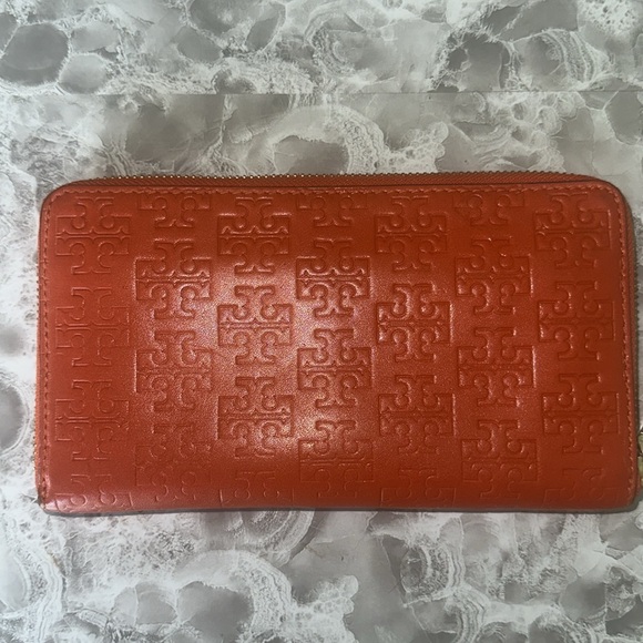 EMBOSSED-T ZIP CONTINENTAL WALLET - Picture 4 of 7